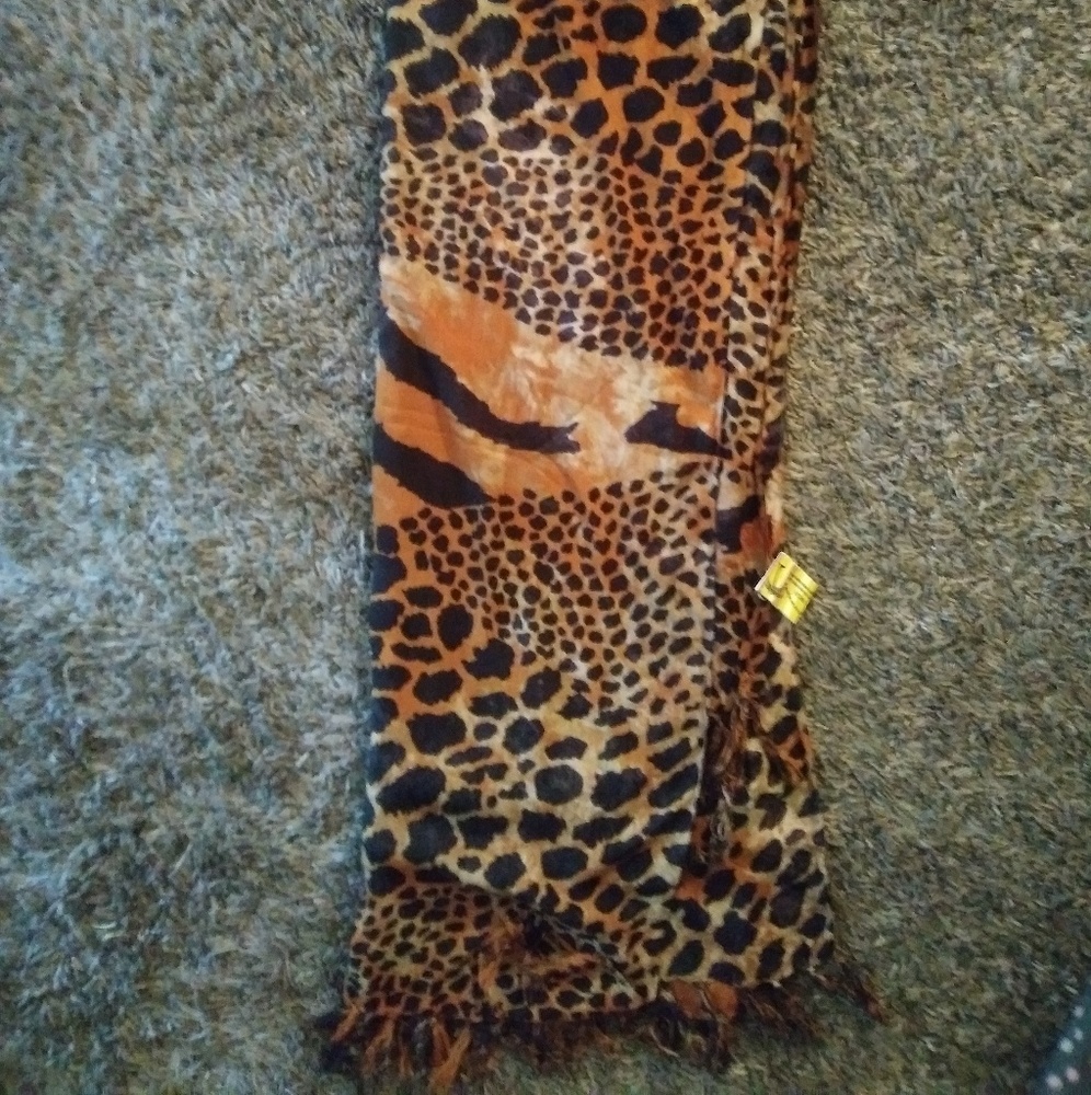 🎈 PRICE DROP 🎈 NWOT Animal Patterned Scarf